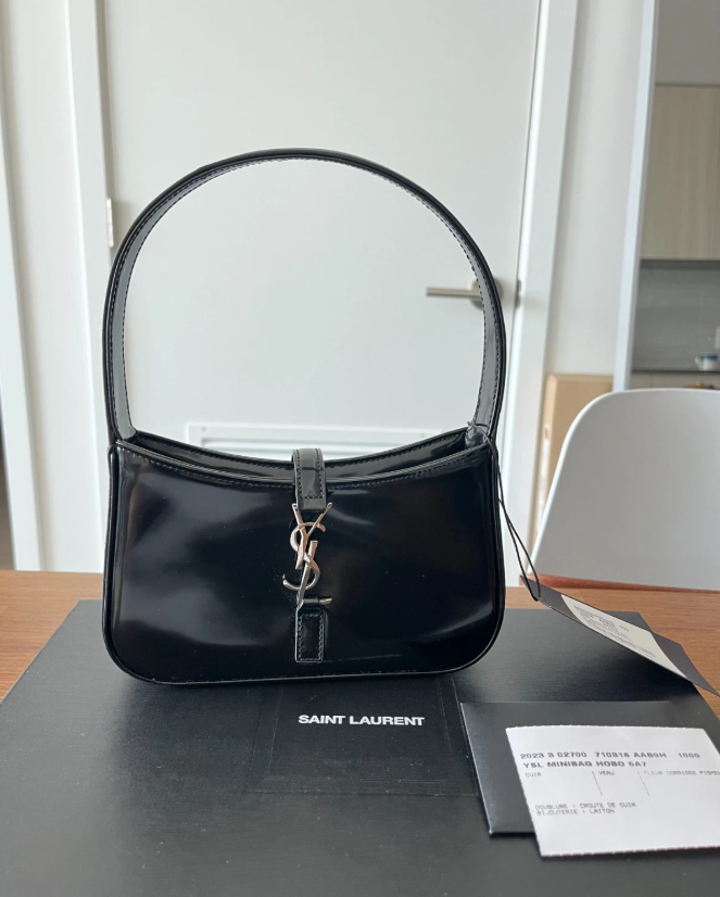 YSL SAINT LAURENT Le 5 A 7 mini hobo in black patent leather