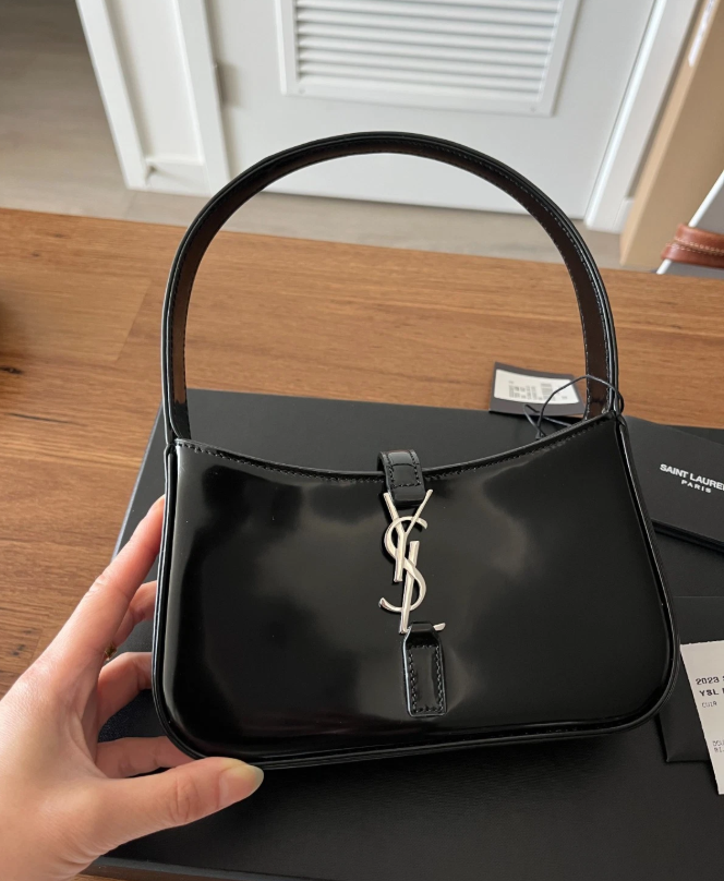 YSL SAINT LAURENT Le 5 A 7 mini hobo in black patent leather