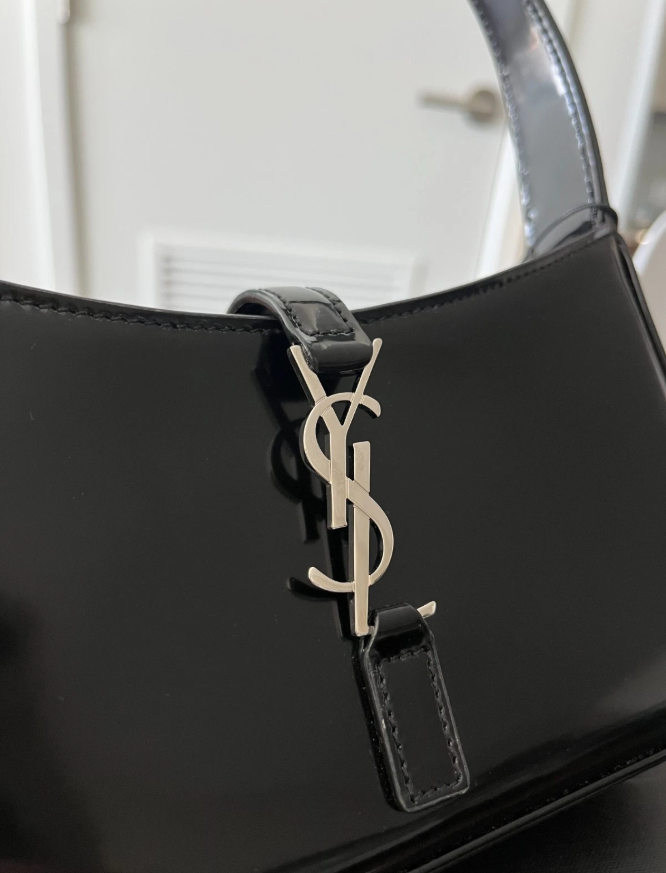 YSL SAINT LAURENT Le 5 A 7 mini hobo in black patent leather